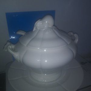 Vintage bordallo pinheiro white majolica tureen + under platter